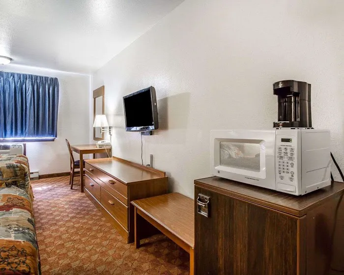 Rodeway Inn & Suites Madison East 4