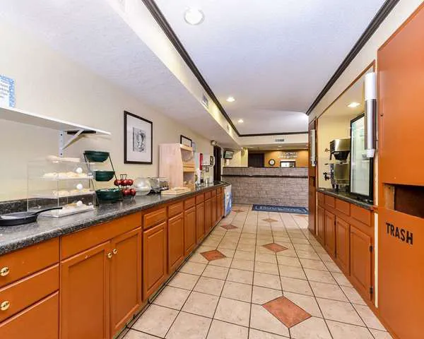 Rodeway Inn & Suites Madison East 4