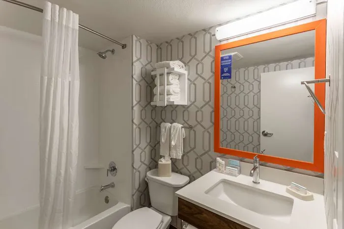 Hampton Inn Madison East 4