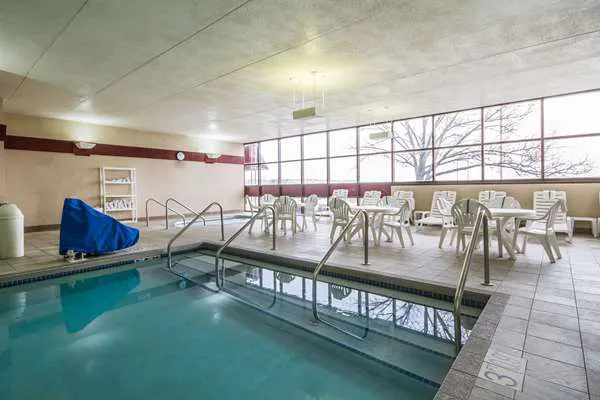 Comfort Inn & Suites Madison - Airport 4