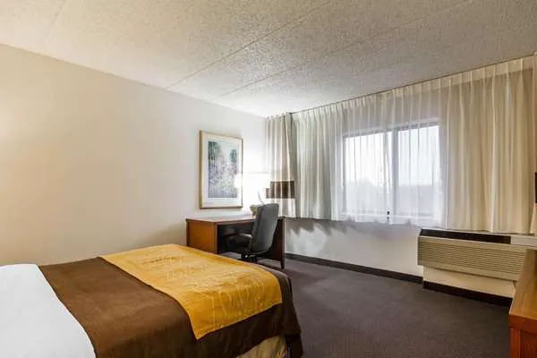 Comfort Inn & Suites Madison - Airport 4