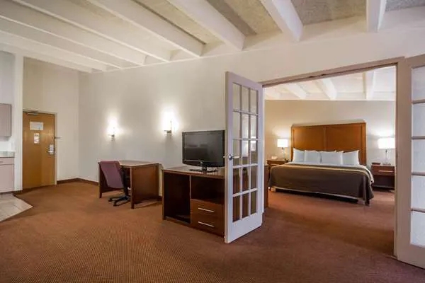 Comfort Inn & Suites Madison - Airport 4