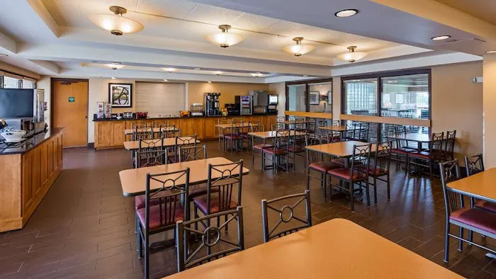 Best Western East Towne Suites 4
