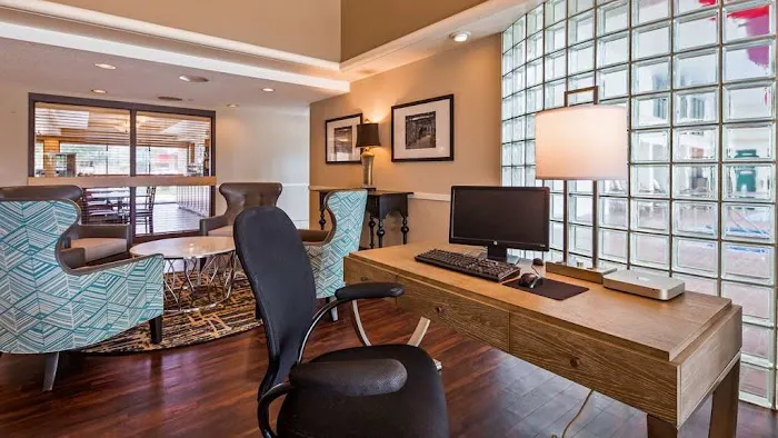 Best Western East Towne Suites 4