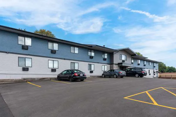 Econo Lodge Madison East 4