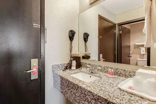 Econo Lodge Madison East 4