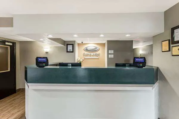 Econo Lodge Madison East 4