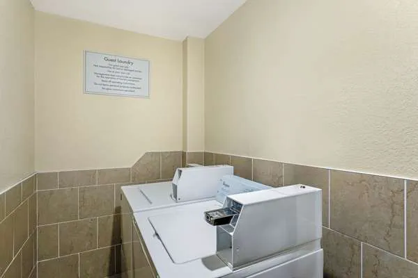 Econo Lodge Madison East 4