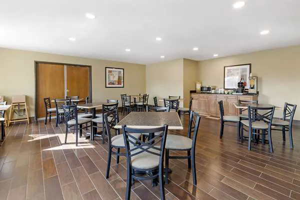 Quality Inn & Suites Stoughton - Madison South 4