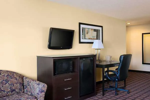Super 8 by Wyndham Whitewater WI 4