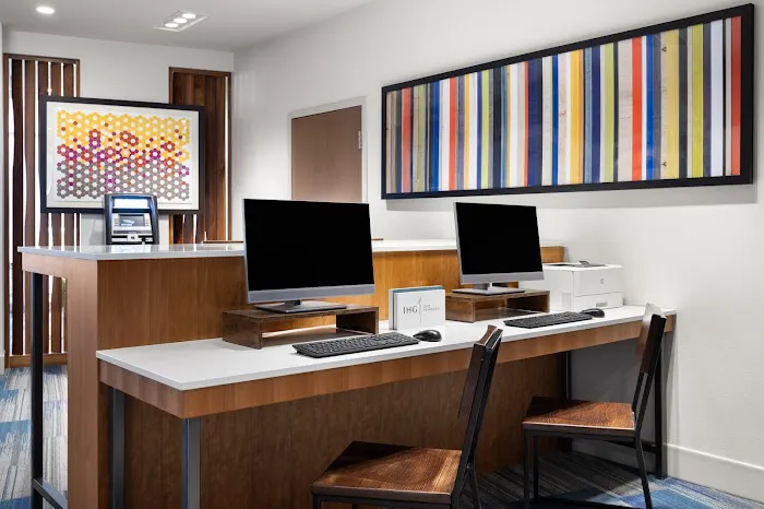Holiday Inn Express & Suites Madison West - Middleton by IHG 5