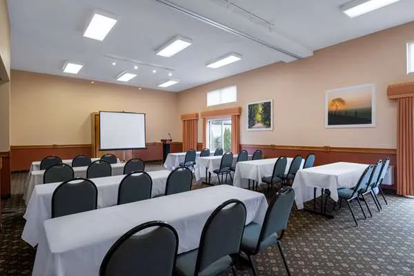 Days Inn & Suites by Wyndham Madison 4