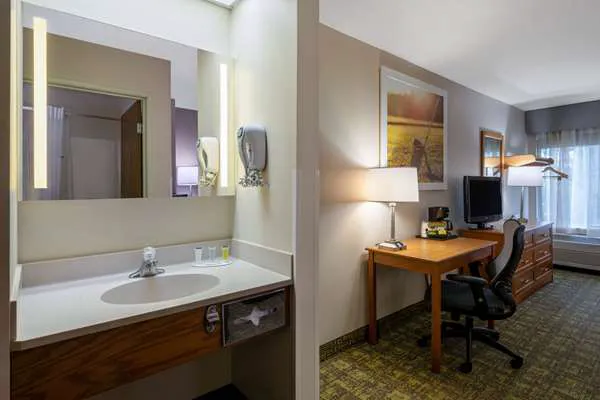 Days Inn & Suites by Wyndham Madison 4