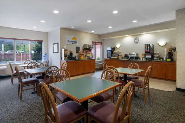 Days Inn & Suites by Wyndham Madison 4