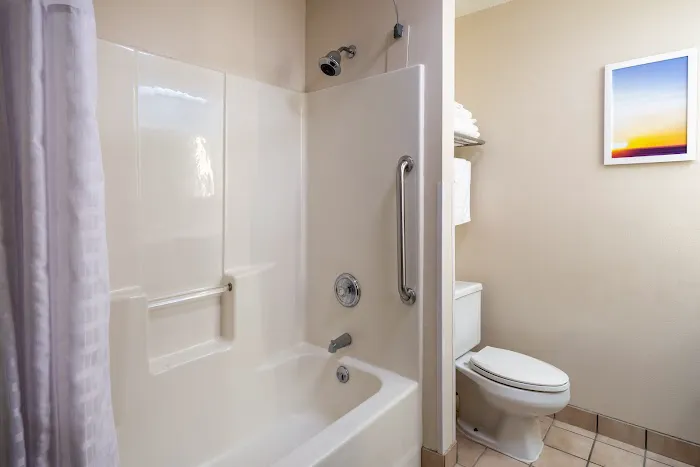 Days Inn & Suites by Wyndham Madison 4