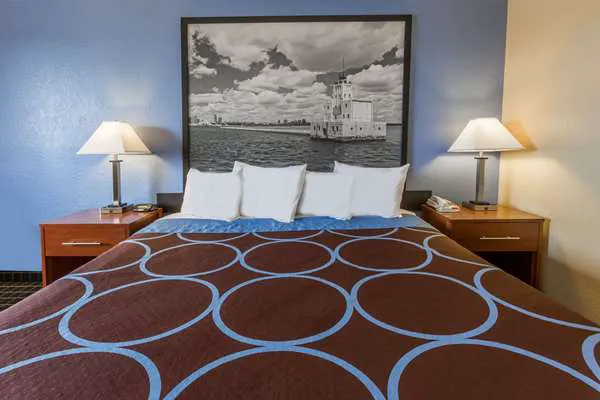 Super 8 by Wyndham Janesville 4