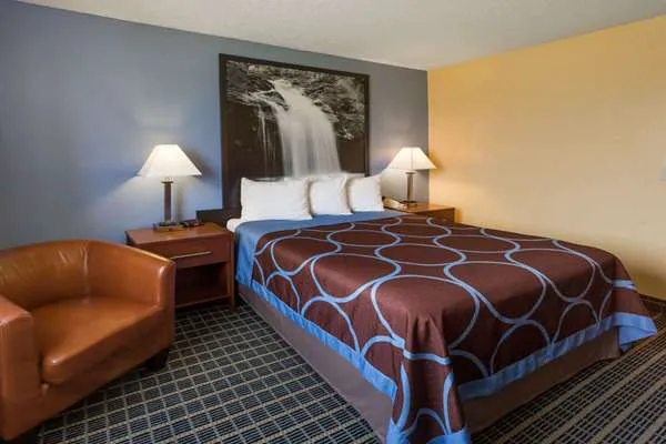 Super 8 by Wyndham Janesville 4