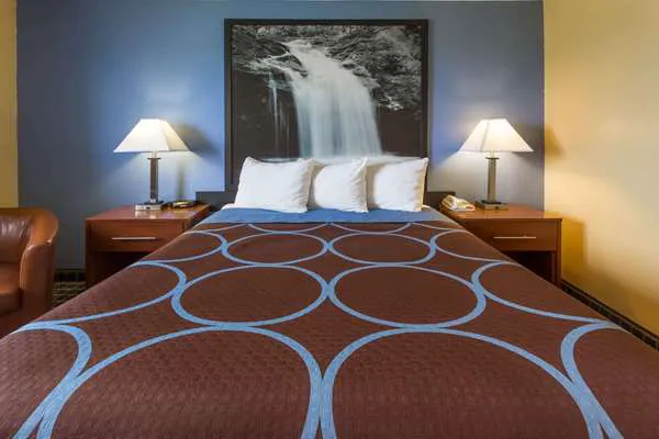 Super 8 by Wyndham Janesville 4