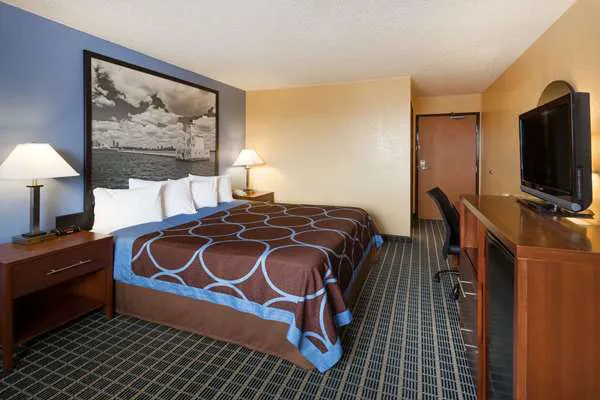 Super 8 by Wyndham Janesville 4