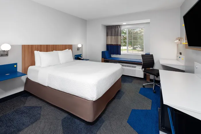 Microtel Inn & Suites by Wyndham Janesville 4