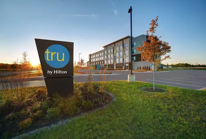 Tru by Hilton Stoughton 4