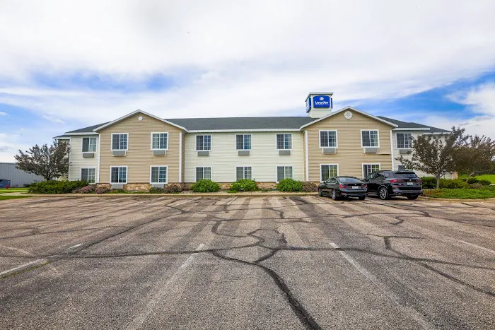 Evansville Inn & Suites 4