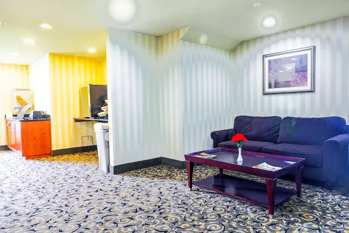 Evansville Inn & Suites 4