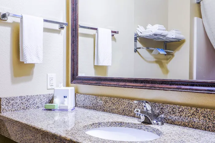 Evansville Inn & Suites 4