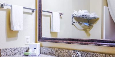 Evansville Inn & Suites