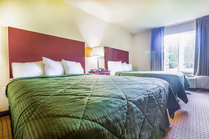 Evansville Inn & Suites 4