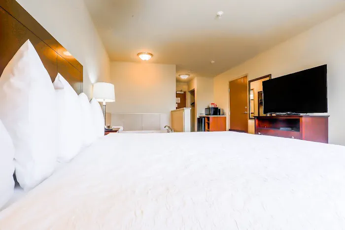 Evansville Inn & Suites 4