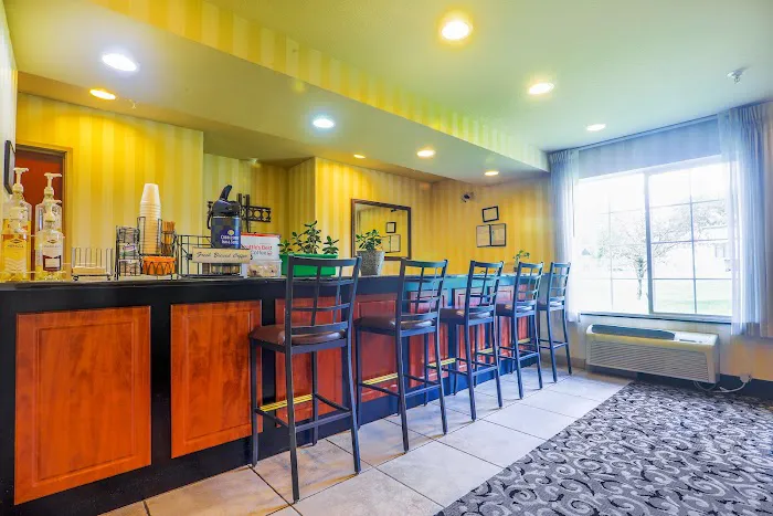 Evansville Inn & Suites 4