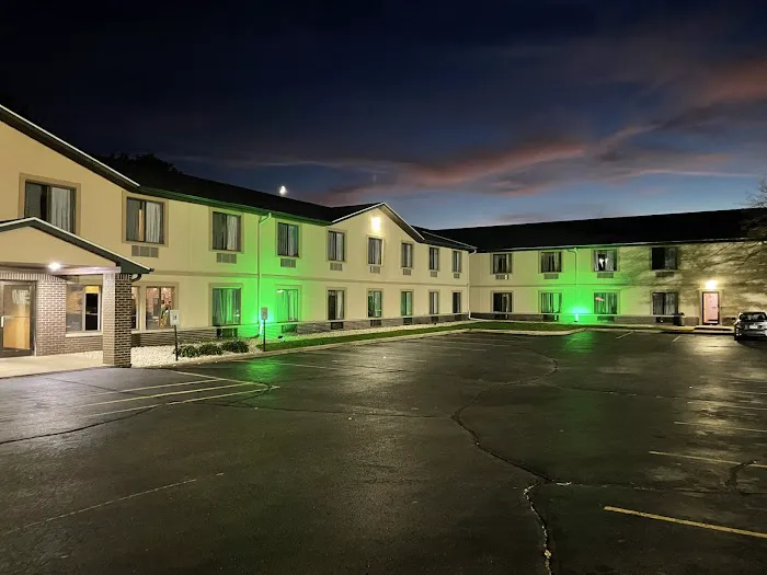 Delavan Inn and Suites 4