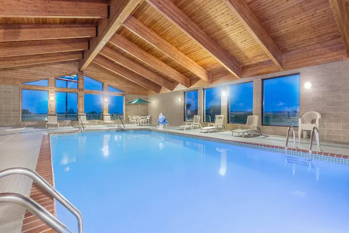 AmericInn by Wyndham Elkhorn Near Lake Geneva 4