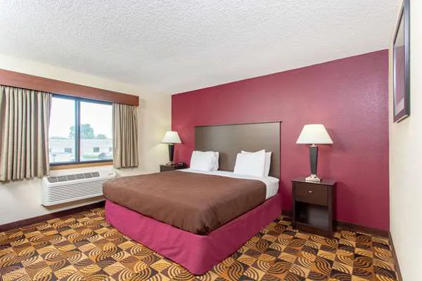 AmericInn by Wyndham Elkhorn Near Lake Geneva 4