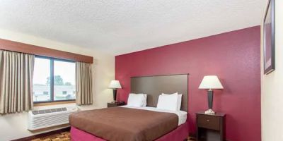 AmericInn by Wyndham Elkhorn Near Lake Geneva