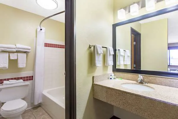 AmericInn by Wyndham Elkhorn Near Lake Geneva 4