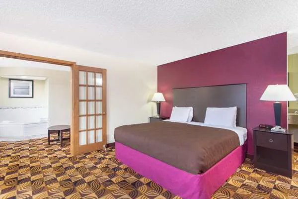 AmericInn by Wyndham Elkhorn Near Lake Geneva 4