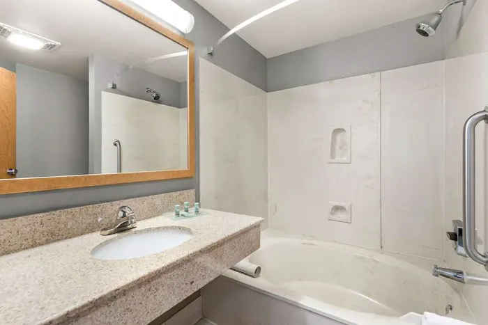 Best Western West Towne Suites 4