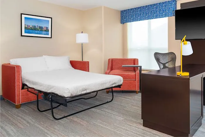 Hampton Inn & Suites Madison Downtown 4