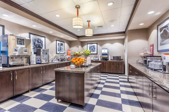 Hampton Inn & Suites Madison Downtown 4