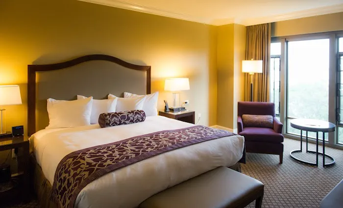 The Edgewater Hotel 4