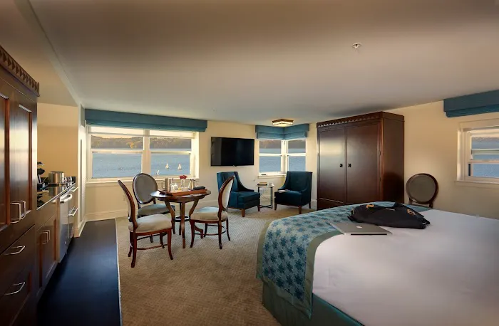 The Edgewater Hotel 4
