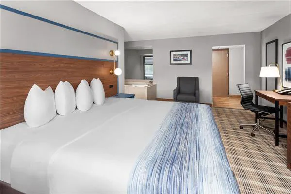 AmericInn & Suites By Wyndham Baraboo Event Center 4