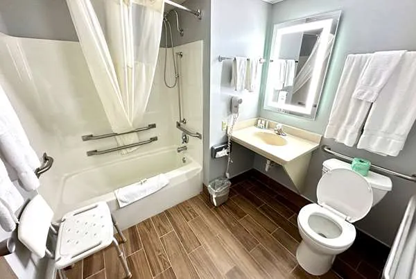 AmericInn & Suites By Wyndham Baraboo Event Center 4