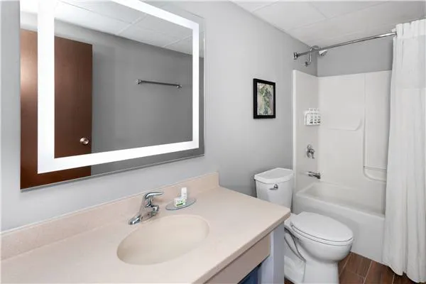AmericInn & Suites By Wyndham Baraboo Event Center 4