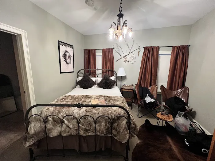 Iron Amethyst Inn & The 2One Speakeasy 4