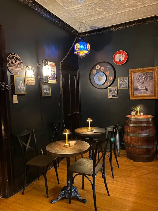 Iron Amethyst Inn & The 2One Speakeasy 4