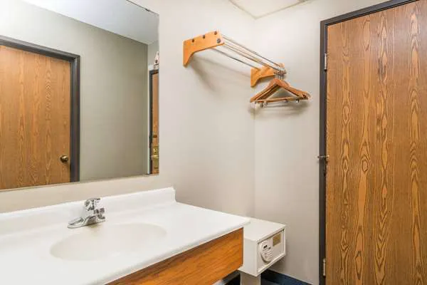 Super 8 by Wyndham Portage 4