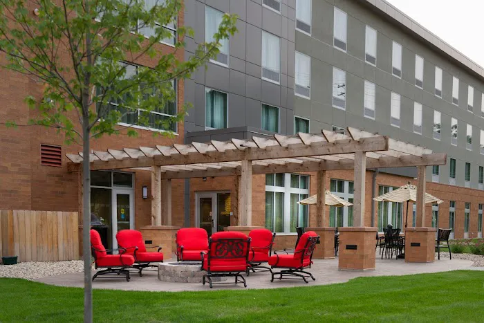 Holiday Inn Express & Suites Madison Central by IHG 4